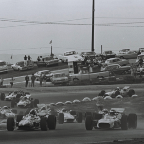 Le peloton emmené par Dan Gurney sur son Eagle
 © D. Friedman
